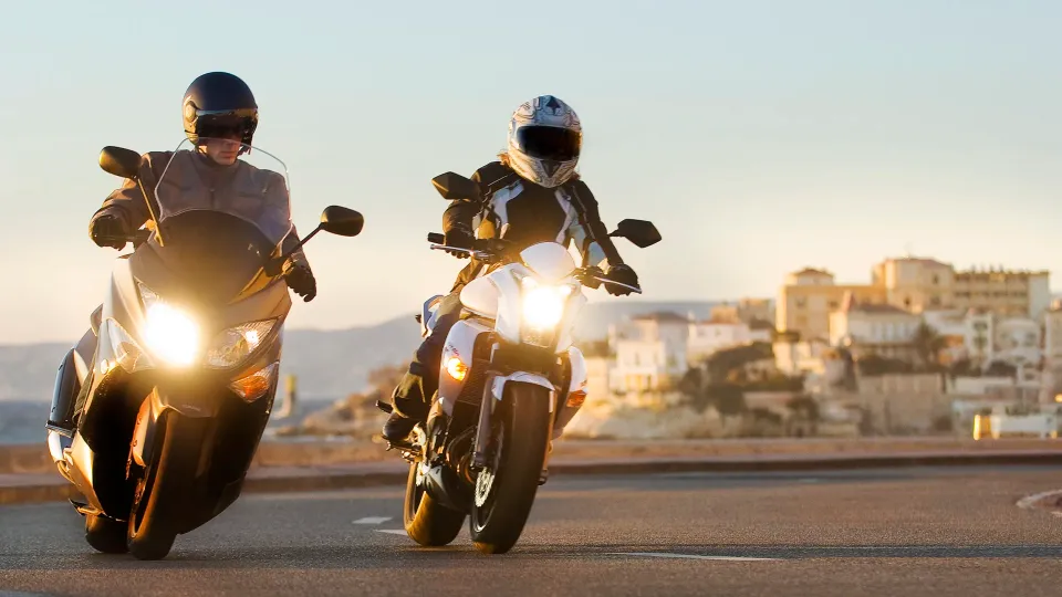 Deux motards au coucher du soleil